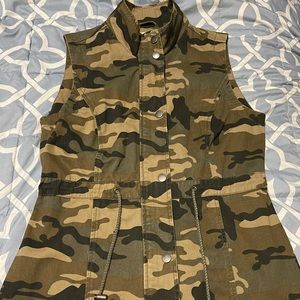 Super Cute Women’s Camo Vest 🧥